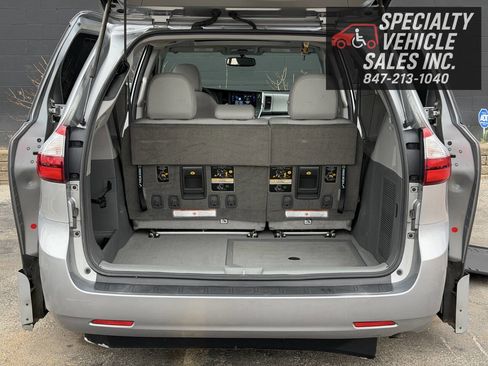 Used 2017 Toyota Sienna XLE image 28