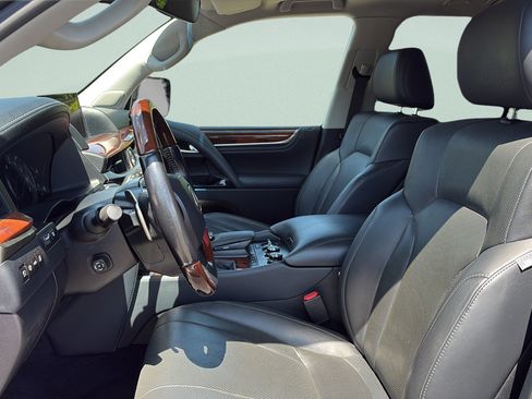 Used 2018 Lexus LX 570 4WD w/ Luxury Package image 9