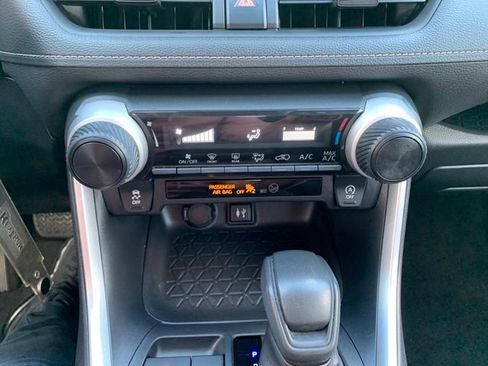 Used 2019 Toyota RAV4 LE w/ Carpet Mat Package image 24