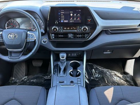 Certified 2025 Toyota Highlander LE image 36