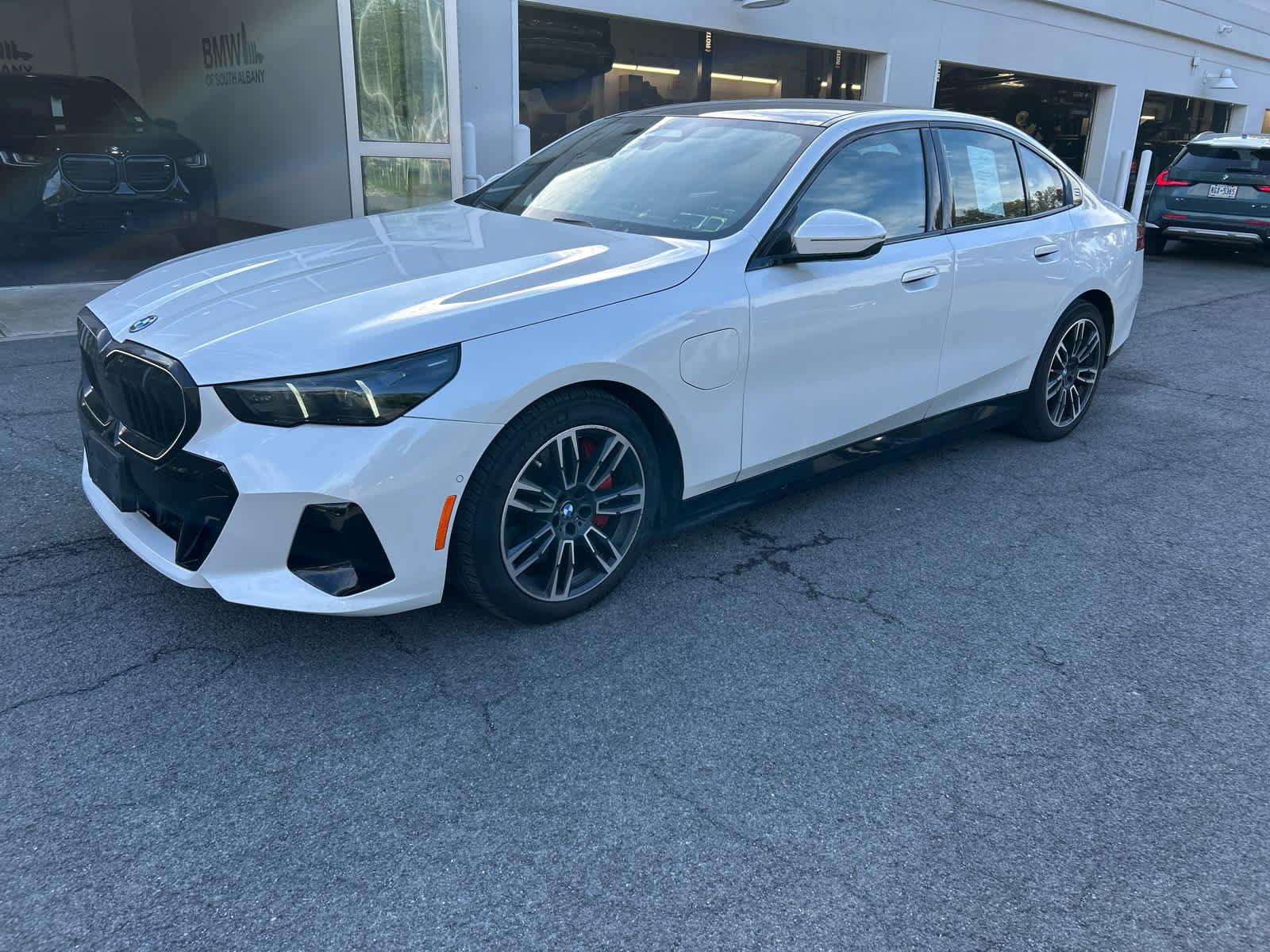 Used 2026 BMW 550e xDrive w/ Executive Package AWD/4WD image 1