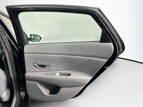 Used 2025 Hyundai Elantra SEL FWD image 31