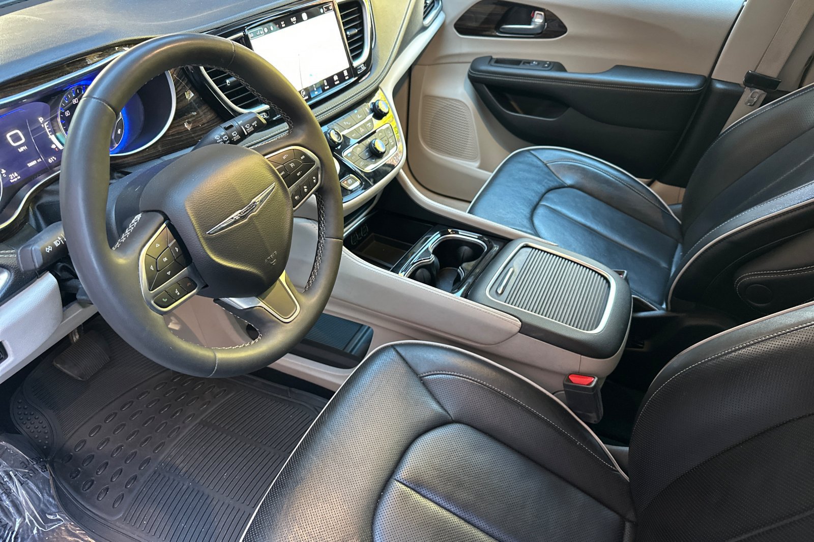 Used 2023 Chrysler Pacifica Limited FWD image 11