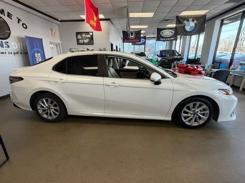 Used 2022 Toyota Camry LE image 14