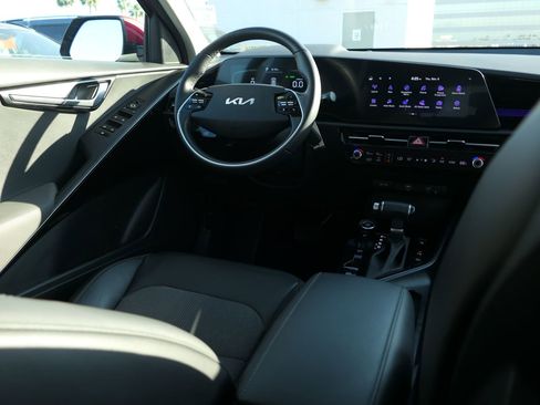 Used 2023 Kia Niro EX image 25