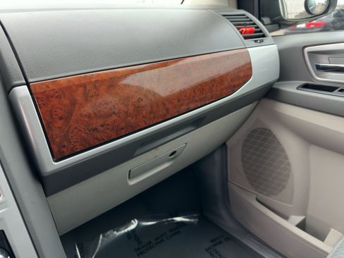 Used 2009 Chrysler Town & Country Touring image 21