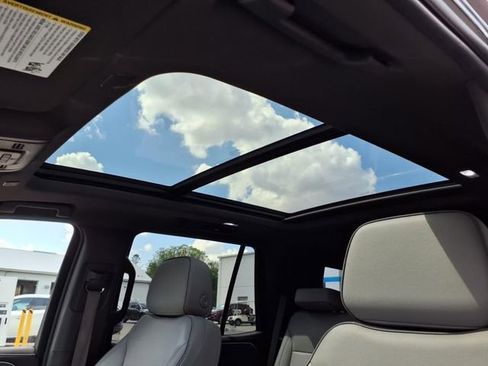 Used 2022 GMC Yukon SLT w/ SLT Premium Package image 19