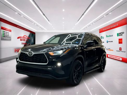 Used 2025 Toyota Highlander XLE FWD image 3