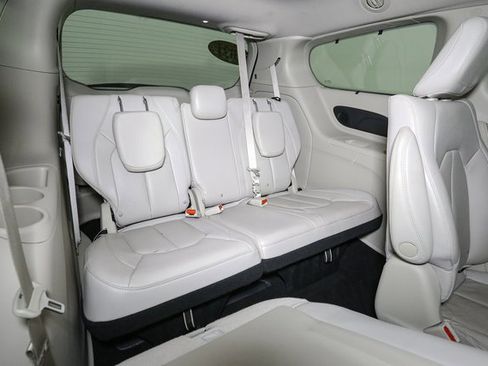 Used 2021 Chrysler Pacifica Touring-L image 20