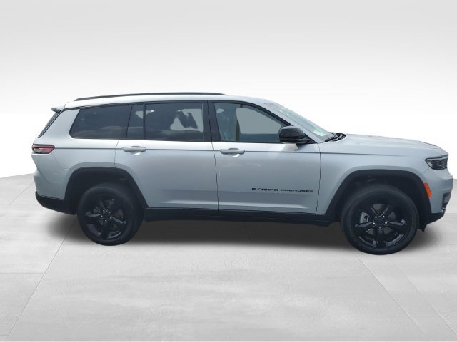 Used 2025 Jeep Grand Cherokee L Altitude AWD/4WD image 3