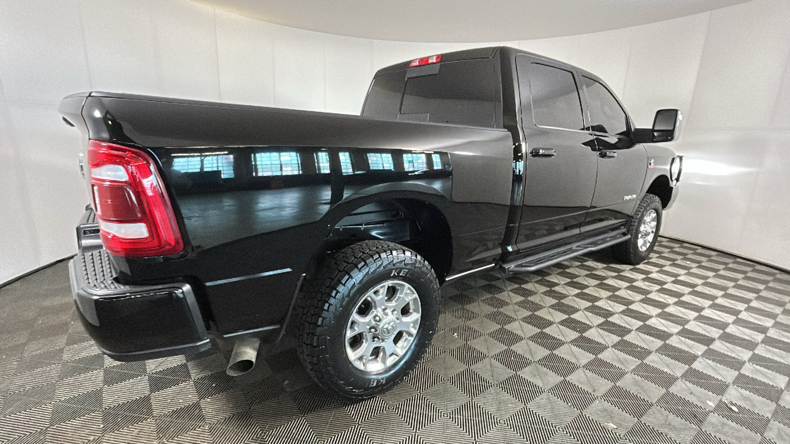 Used 2024 RAM 2500 Laramie AWD/4WD image 3