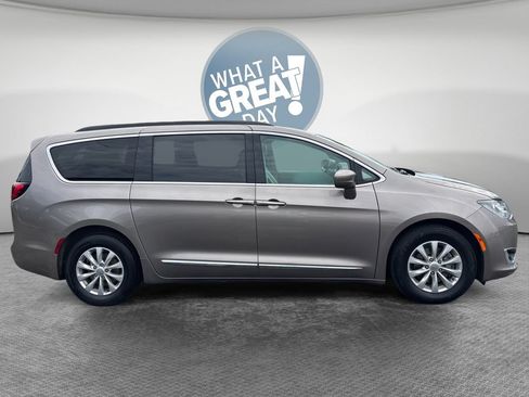 Used 2017 Chrysler Pacifica Touring-L FWD image 2