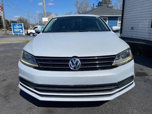 Used 2017 Volkswagen Jetta SE image 2