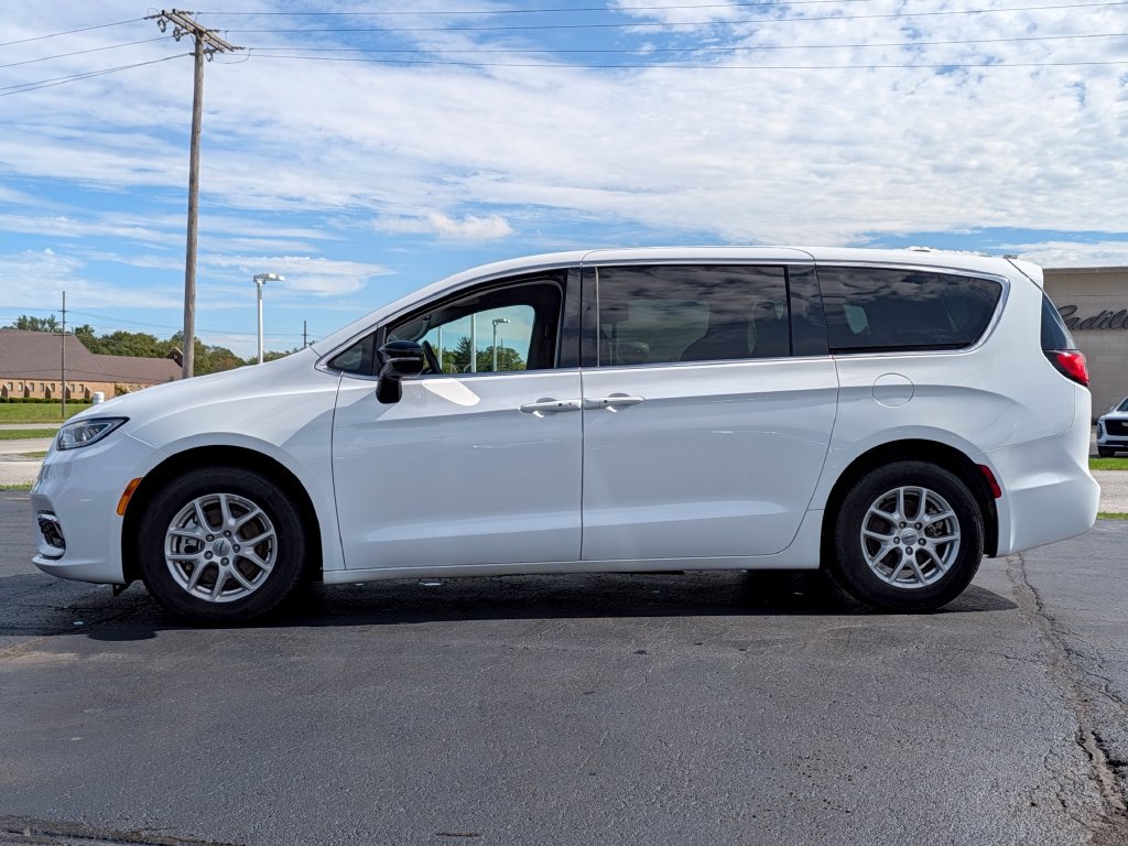 Used 2024 Chrysler Pacifica Touring-L FWD image 4