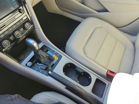 Used 2022 Volkswagen Passat 2.0T SE image 15