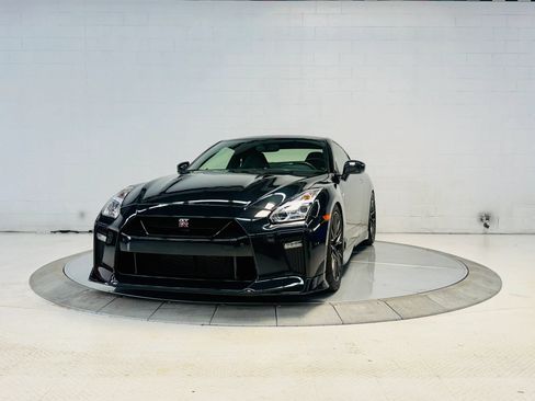 Used 2018 Nissan GT-R Premium AWD/4WD image 3