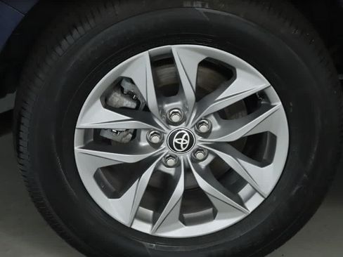 Used 2026 Toyota Sienna LE AWD/4WD image 12