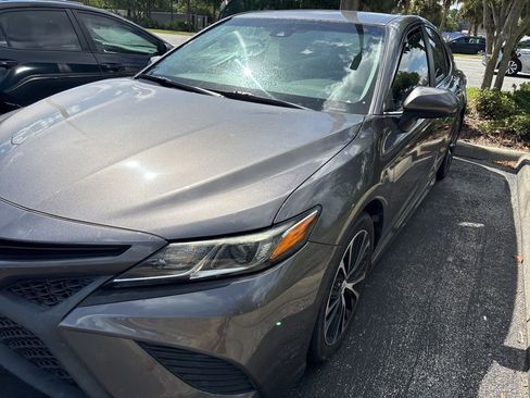 Used 2019 Toyota Camry SE FWD image 8