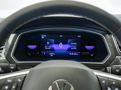 Used 2022 Volkswagen Tiguan SE w/ Panoramic Sunroof Package image 27