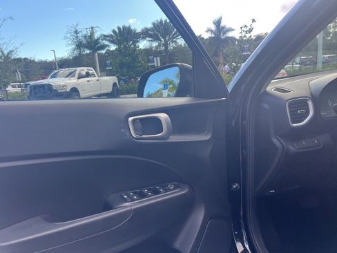 Used 2023 Hyundai Venue SE image 21