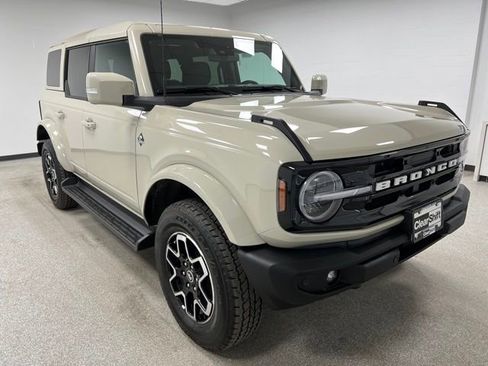 Used 2025 Ford Bronco Outer Banks image 2