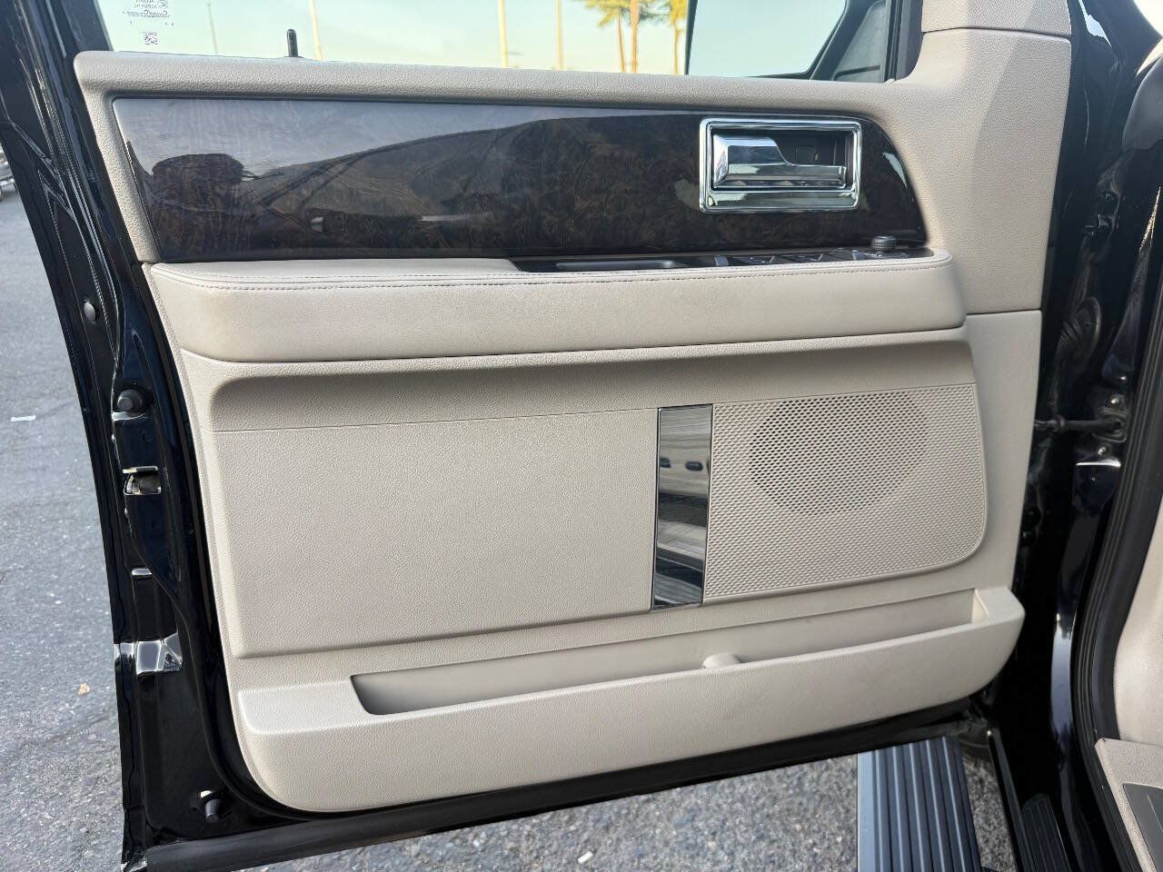 Used 2016 Lincoln Navigator Select AWD/4WD image 9