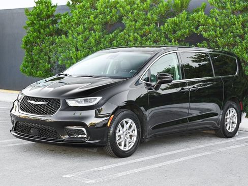 Used 2024 Chrysler Pacifica Touring-L image 1