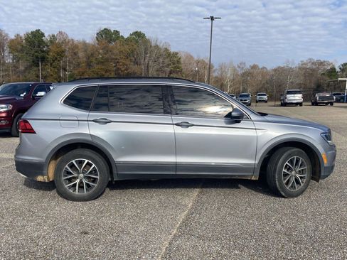 Used 2020 Volkswagen Tiguan SE w/ Panoramic Sunroof Package image 8