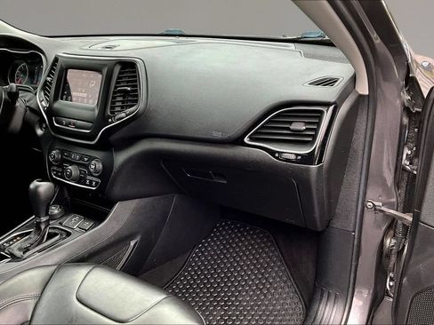 Used 2019 Jeep Cherokee Latitude Plus AWD/4WD image 22