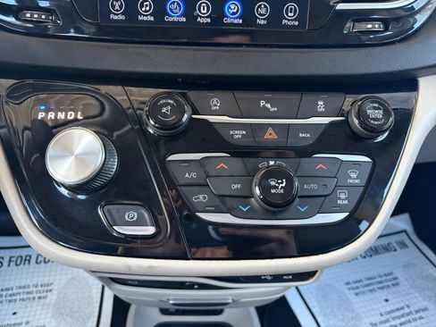 Used 2017 Chrysler Pacifica Touring-L Plus image 24