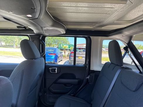 Used 2025 Jeep Wrangler Unlimited Sahara AWD/4WD image 20