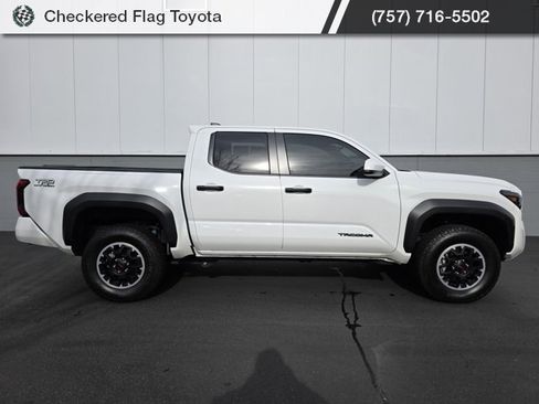 Used 2024 Toyota Tacoma TRD Off-Road image 9