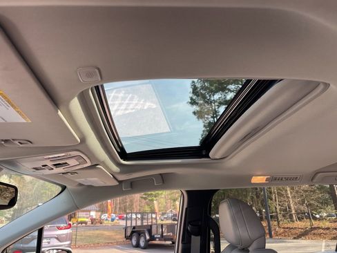 Used 2025 Toyota Sienna XLE image 21