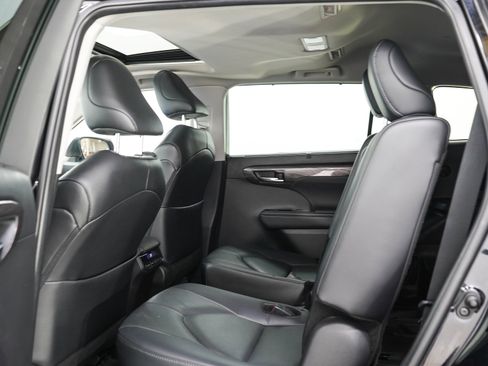 Used 2024 Toyota Highlander Limited AWD/4WD image 16