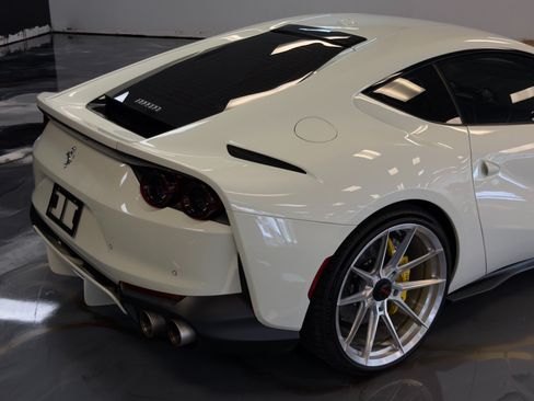 Used 2018 Ferrari 812 Superfast RWD image 9