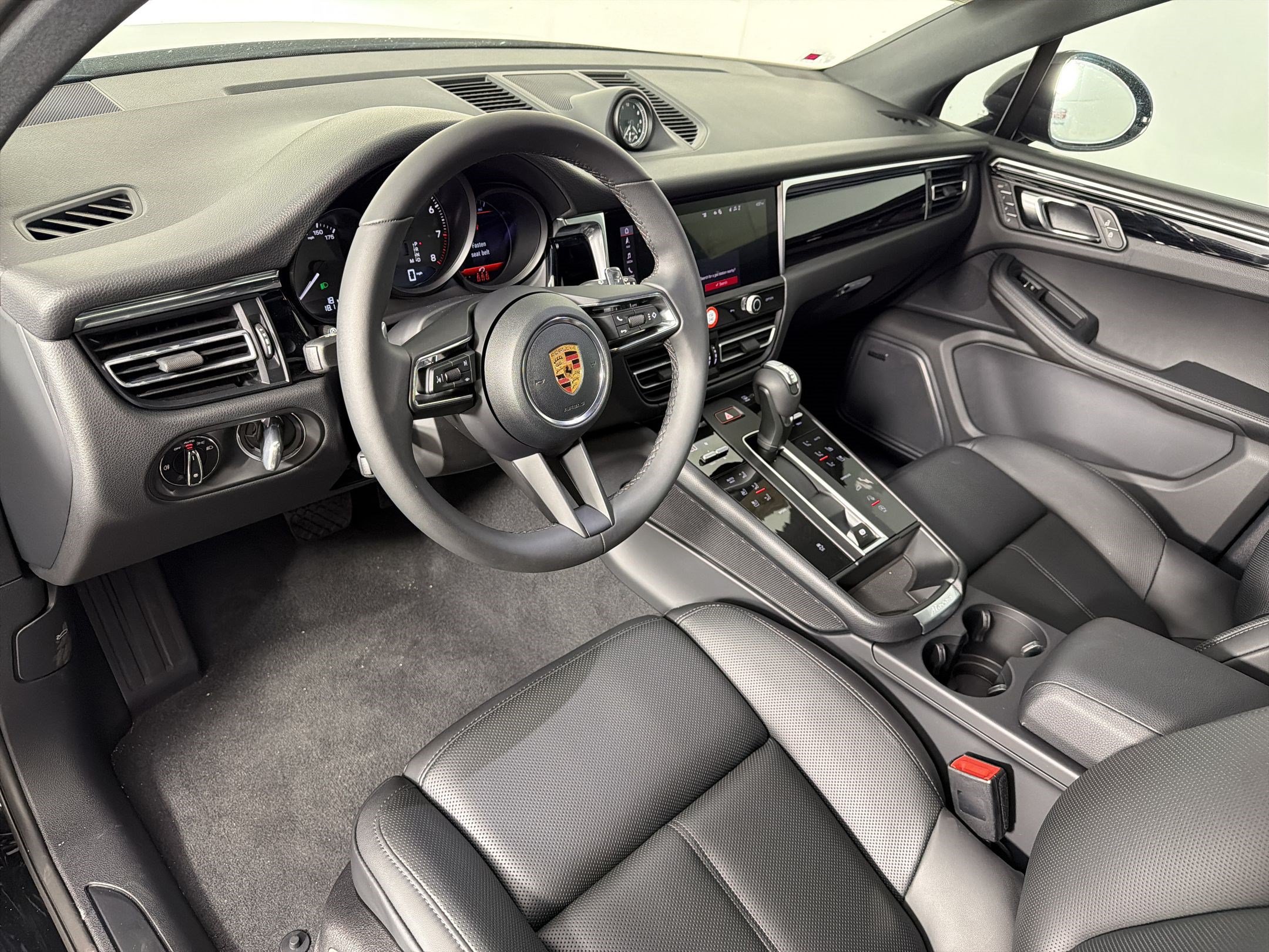 Used 2026 Porsche Macan AWD/4WD image 4
