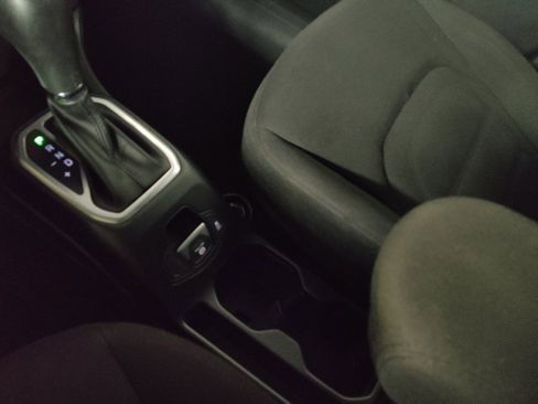 Used 2019 Jeep Renegade Latitude w/ Cold Weather Group image 26