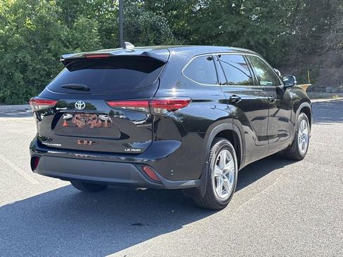 Used 2022 Toyota Highlander LE AWD/4WD image 2