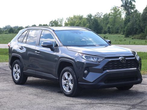 Used 2021 Toyota RAV4 XLE w/ Convenience Package FWD image 1