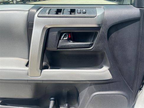 Used 2011 Toyota 4Runner SR5 w/ Convenience Pkg RWD image 19