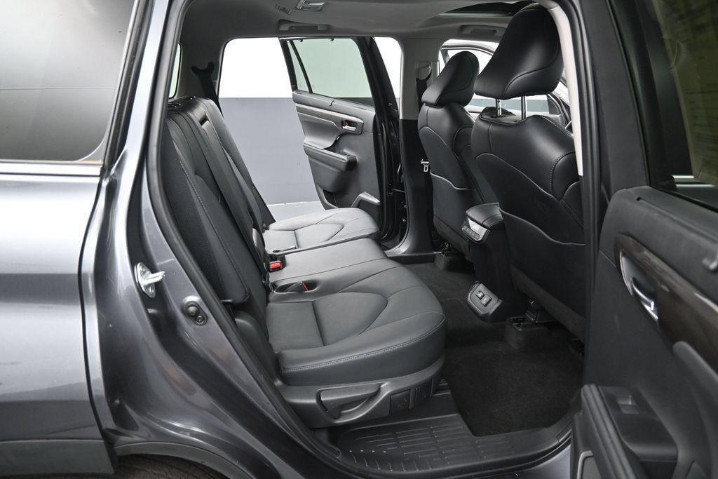 Certified 2024 Toyota Highlander Limited AWD/4WD image 35