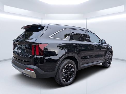 Used 2025 Kia Sorento S image 3