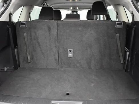 Used 2025 Toyota Highlander LE FWD image 16