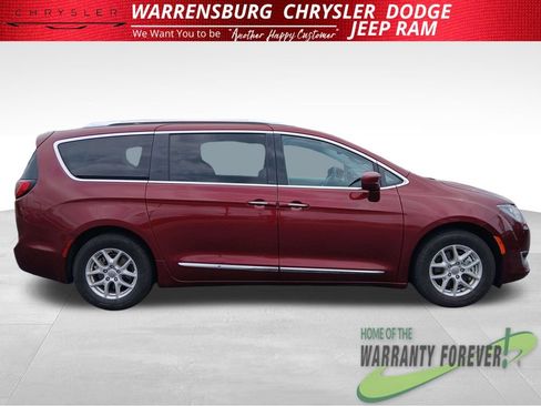 Used 2020 Chrysler Pacifica Touring-L FWD image 3