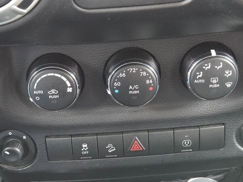 Used 2017 Jeep Wrangler Unlimited Rubicon w/ Connectivity Group AWD/4WD image 10