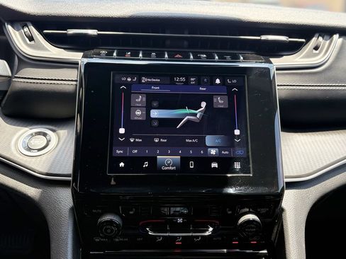 Used 2023 Jeep Grand Cherokee L Laredo RWD image 19