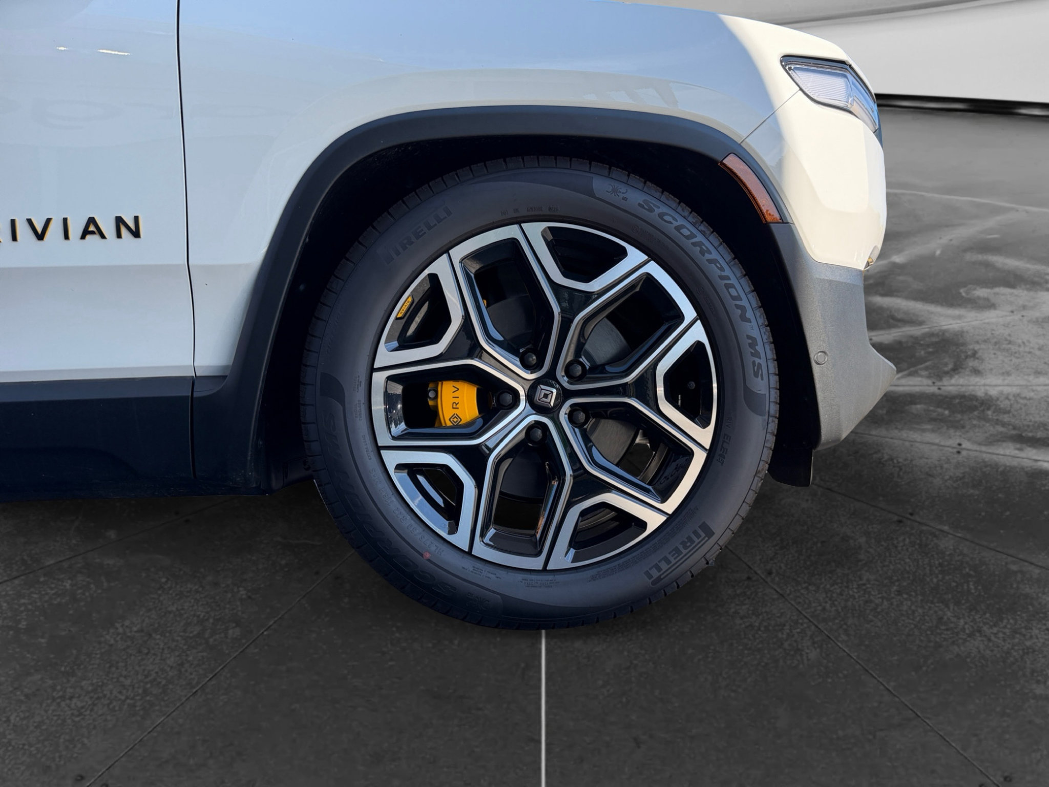 Used 2026 Rivian R1S Premium Tri AWD/4WD image 36