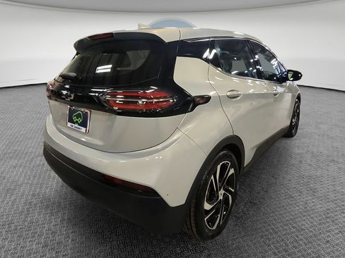 Used 2022 Chevrolet Bolt LT w/ Infotainment Package FWD image 4