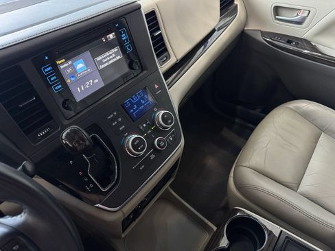Used 2016 Toyota Sienna XLE w/ XLE Navigation Package FWD image 18