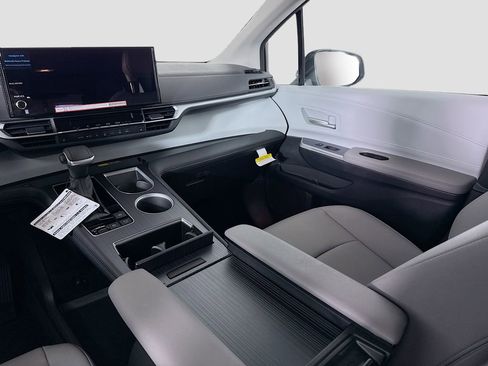 Certified 2025 Toyota Sienna XLE image 16
